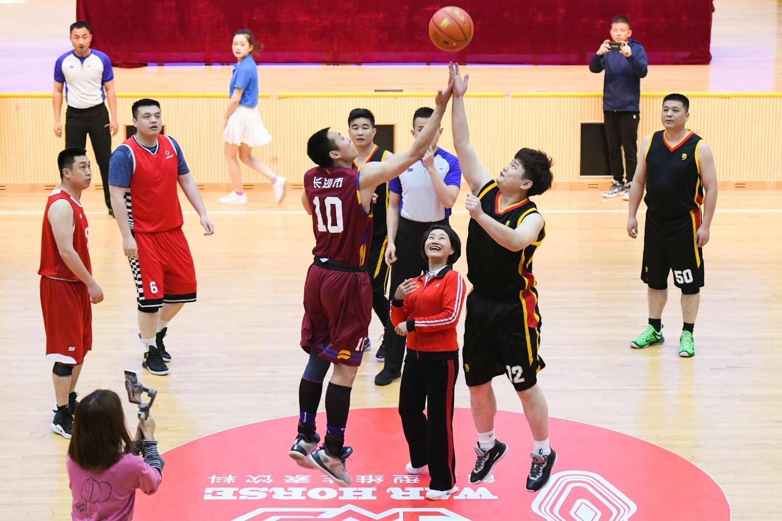 長沙市第十屆運動會（市直機關(guān)組）籃球賽 暨“戰(zhàn)馬杯”第十五屆市直機關(guān)干部職工籃球賽火熱開賽！